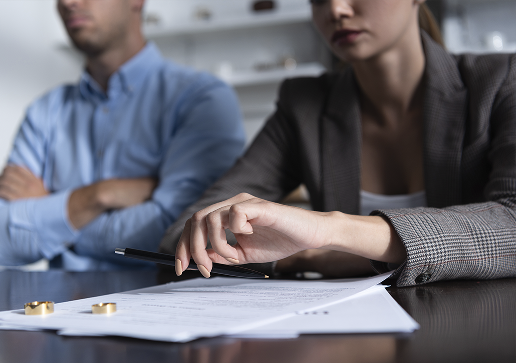 Imagen de dos personas firmando papeles de divorcio. Estudio Velaz, Especialistas en Registro de marcas. Registro de dominios web y disputas.
