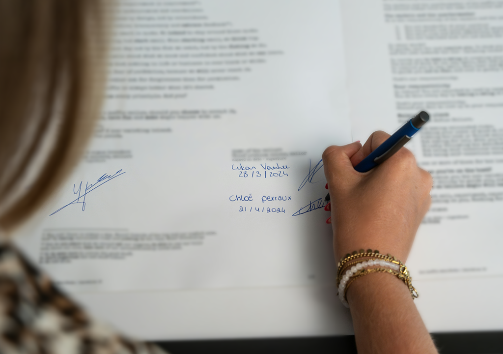 Imagen de persona firmando un documento de sucesión. Estudio Velaz, Especialistas en Registro de marcas. Registro de dominios web y disputas.